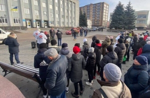 Мільйони гривень, що призначалися Бердичівському спортліцею, отримає ліцей у Житомирі: люди вийшли на протест. ФОТО