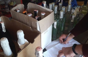 На Житомирщині викрили злочинну групу, яка нелегально торгувала алкоголем. ФОТО