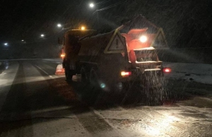 Мокрий сніг та ожеледиця: на шляхах Житомирщини працює техніка. ВІДЕО
