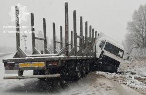 У Житомирській області на засніженій дорозі вантажівка врізалась у відбійник. ФОТО