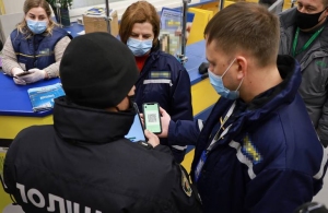 У Житомирі поліція влаштувала рейд у магазині Metro: перевіряли ковід-сертифікати. ФОТО