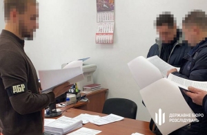 Посадовці Держгеокадастру допомогли бізнесмену незаконно привласнити понад 1000 га землі на Житомирщині – ДБР