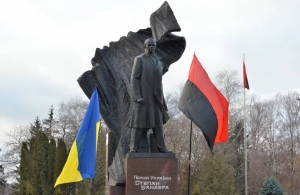 Двоє житомирян поглумилися над пам'ятником Степану Бандері у Тернополі. ФОТО