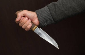 Нападав з ножем на житомирян: суд виніс вирок грабіжнику