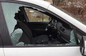 Розбивав вікна і витягав речі: у Житомирі затримали автомобільного крадія