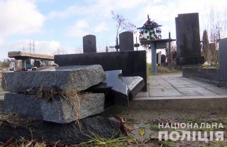 Надгробки на кладовищі під Житомиром розтрощив 19-річний хлопець