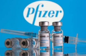 Україна вводить бустерну дозу COVID-вакцини для людей 60+