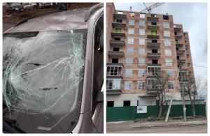 Зірвало з 9-го поверху: у Житомирі на автівку впала будівельна конструкція. ФОТО