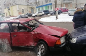 У Житомирі водій не впорався з керуванням й влаштував ДТП: розбиті три автівки. ФОТО