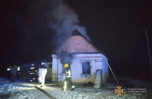 На Житомирщині чоловік не зміг вибратися з палаючого будинку