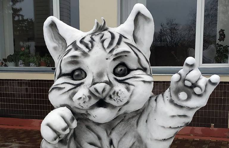 На Житомирщині зі снігу створили двометрову скульптуру кошеняти. ФОТО