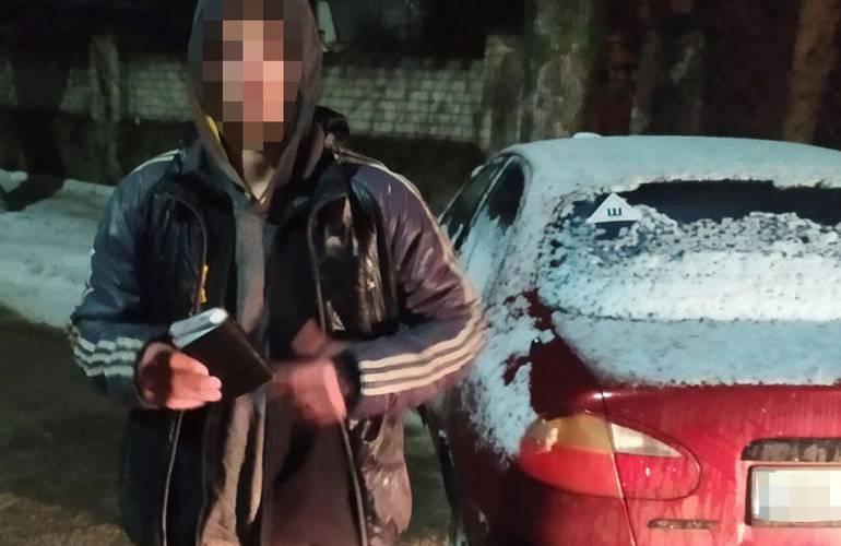 У Житомирі п'яний 19-річний хлопець викрав авто і влетів у дерево