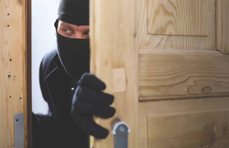 Зайшов через незачинені двері: у Житомирі затримали квартирного крадія