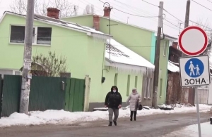 «Хоч на забор треба лізти»: житомиряни вимагають обмежити проїзд авто по вулиці Новопівнічній