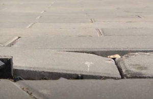 На тротуарах Житомира замінять потріскану плитку: ремонт почнуть з вулиці Михайлівської