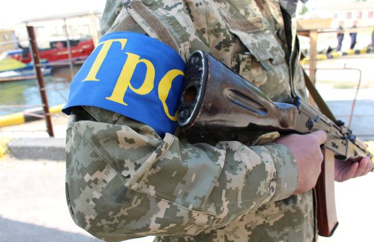 «Усі, хто готовий і вміє тримати зброю». Українців закликають вступати до сил тероборони