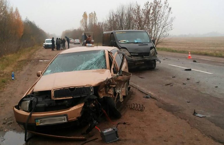 На трасі Житомир - Коростень сталася ДТП: розбиті 3 автомобілі, є постраждалі. ФОТО