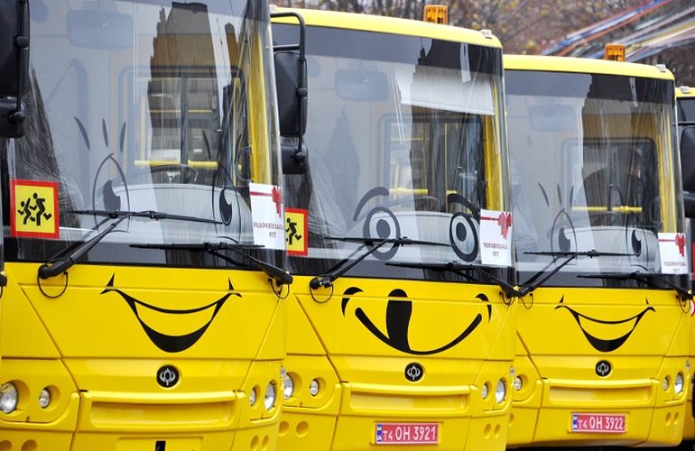 Районам та громадам Житомирщини передали чергову партію шкільних автобусів. ФОТО