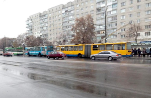 У Житомирі ускладнений рух тролейбусів через обледеніння контактної мережі. ФОТО