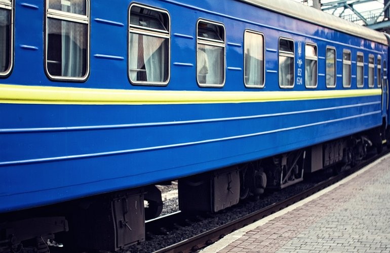 Вистрибнув на рельси: в Житомирській області пасажирський потяг збив чоловіка