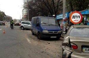 Водій Toyota з Житомира протаранив декілька авто у Києві: відео масштабної аварії