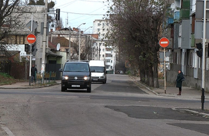 Свіжо покладений асфальт на дорозі у Житомирі не витримав і тижня експлуатації. ВІДЕО