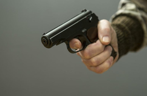 На Житомирщині п'яний чоловік забарикадувався в будинку і відкрив стрілянину по поліцейським