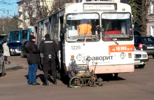 У центрі Житомира тролейбус збив чоловіка на інвалідному візку. ФОТО