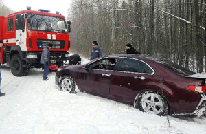На дорозі в Житомирській області через ожеледицю в кювет занесло Honda з чотирма людьми