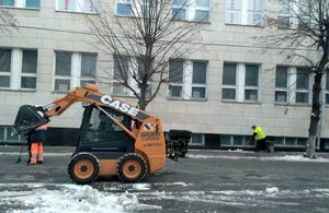 У Житомирі комунальники почали прибирати сніг з вулиці Михайлівської. ФОТО