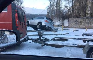 Невдала втеча: в Житомирі водій на BMW тікав від поліції і застряг на парапеті. ФОТО