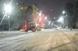 Стало відомо, скільки одиниць спецтехніки прибирають сніг на дорогах Житомира та області