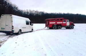 За добу житомирські рятувальники вилучили зі снігових заметів мікроавтобус та вантажівку. ФОТО