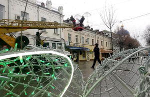 Вулицю Михайлівську прикрасять «новорічні» парасольки. Вартість кожної – 6000 грн. ФОТО