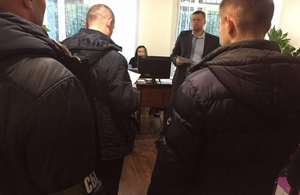 СБУ затримала у Житомирі на хабарі двох посадовців фіскальної служби. ФОТО