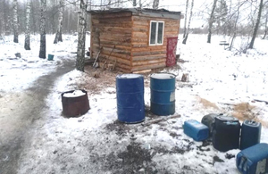 Дизпаливо з дерев'яного будиночка: в Житомирській області ліквідували підпільну автозаправку. ФОТО