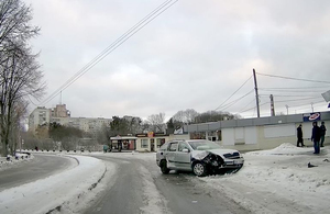 Водій Skoda не впорався з керуванням і протаранив кіоск в спальному районі Житомира. ФОТО