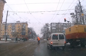 У Житомирі комунальники вирішили відремонтувати дорогу під час снігопаду. ВІДЕО