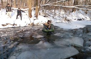 У Житомирській області чоловік провалився під лід на річці та потонув