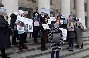 У Житомирі перед стінами суду люди вимагали покарати винних у вбивстві Юлії Козак