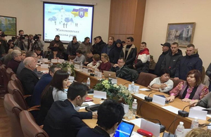 Обурені «активісти» прийшли на Житомирський виконком і заважають проведенню засідання. ВІДЕО