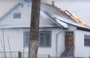 На Житомирщині самотній пенсіонер підпалив хату і застрелився. Люди говорять - його довели колектори. ВІДЕО