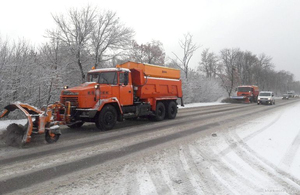 В ОДА розповіли, скільки одиниць техніки чистять основні дороги Житомирщини від снігу