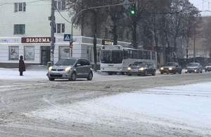 Житомир засипає снігом: на вулицях міста ускладнено рух комунального транспорту