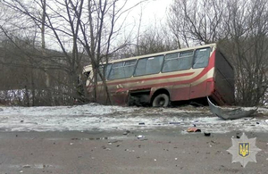 У Житомирській області легкове авто влетіло в рейсовий автобус, є постраждалі