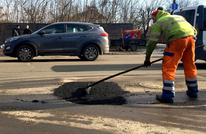 На вулицях Житомира проводять ямковий ремонт дорожного покриття. ФОТО