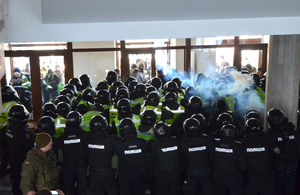 Силовики, розбиті двері та димові шашки: як «активісти» штурмували будівлю ОДА в Житомирі. ФОТОРЕПОРТАЖ