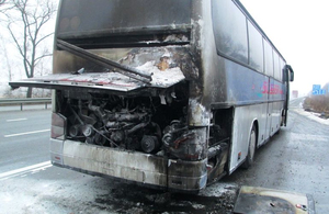 На трасі Житомир-Рівне на ходу загорівся автобус з людьми в салоні. ВІДЕО