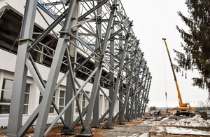 Над житомирським стадіоном «Полісся» продовжують монтувати накриття. ФОТО