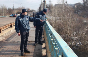 В Житомирі мати 4-х дітей намагалася стрибнути з моста. Жінку врятували поліцейські